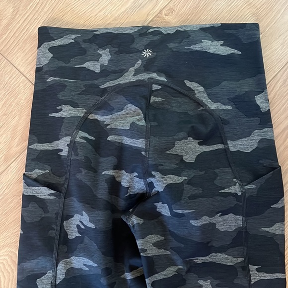 ATHLETA | Ultimate Stash Pocket Camo 7/8 Tight - Picture 8 of 9